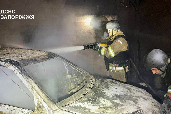 [자포리자=AP/뉴시스] 우크라이나 비상사태국이 제공한 사진으로 28일(현지 시간) 우크라이나 자포리자에서 소방관들이 러시아의 공습으로 발생한 자동차 화재를 진압하고 있다. 2026.01.28.