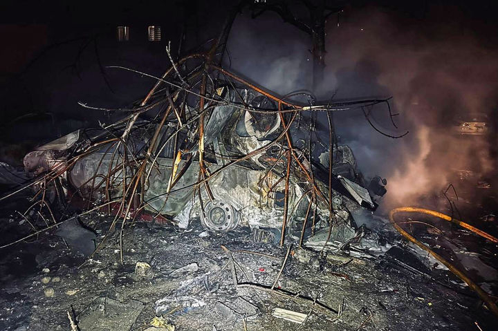 [자포리자=AP/뉴시스] 우크라이나 비상사태국이 제공한 사진에 28일(현지 시간) 우크라이나 자포리자에서 러시아의 공습을 받은 자동차 한 대가 전소돼 있다. 2026.01.28.