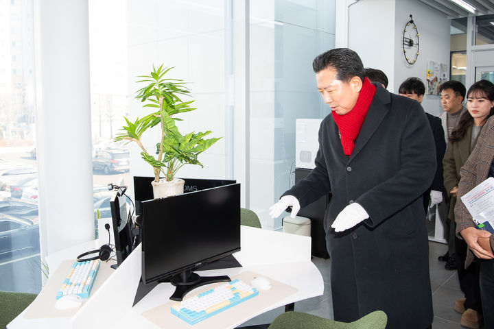 [구미=뉴시스] 김장호 시장이 스마트 워크센터 시설을 둘러보고 있다. (사진=구미시 제공) 2026.01.28 photo@newsis.com *재판매 및 DB 금지