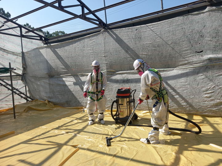 [김천=뉴시스] 석면 슬레이트 철거 지원사업. (사진=김천시 제공) 2026.01.28 photo@newsis.com *재판매 및 DB 금지