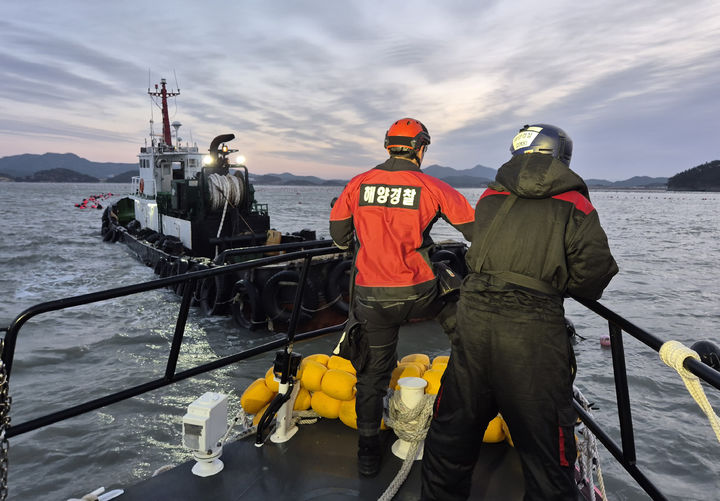 해남 해상서 접안보조선 침수…승선원 전원 구조