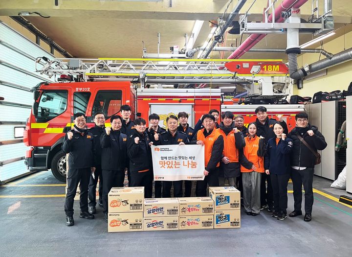 [서울=뉴시스] 삼양라운드스퀘어·삼양식품이 중부소방서에 식료품을 기부했다.(사진=삼양식품 제공) *재판매 및 DB 금지