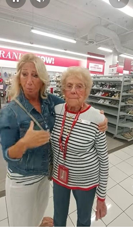 [서울=뉴시스]92세에도 대형 할인점에서 일하는 머리얼 코닉(오른쪽)과 기부금 모금을 통해 그를 도운 에이프릴 스틸.(사진출처: 에이프릴 스틸 유튜브) 2026.01.28.