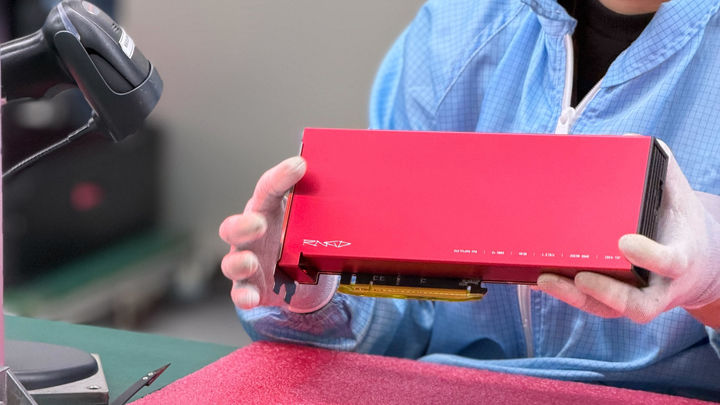 [서울=뉴시스] 퓨리오사AI는 파운드리(위탁 생산) 협력사인 TSMC가 제조한 RNGD 4000장을 받았다고 28일 밝혔다. 퓨리오사AI가 TSMC로부터 인도받은 RNGD 칩을 기반으로 카드 양산 출하작업을 거치고 있다. (사진=퓨리오사AI 제공) *재판매 및 DB 금지