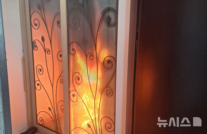 [제주=뉴시스] 27일 오후 서귀포시 대정읍 소재 다가구 주택에서 화재가 발생해 소방당국이 진화에 나서고 있다. (사진=제주소방안전본부 제공) 2026.01.28. photo@newsis.com