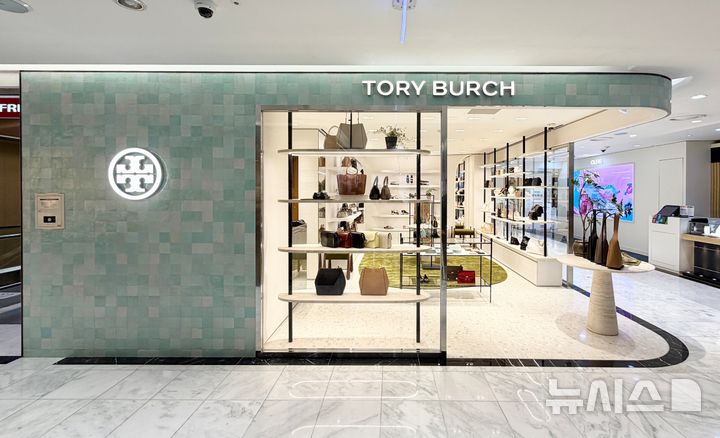 [서울=뉴시스] 롯데면세점은 패션 브랜드 토리버치(Tory Burch)의 서울 중구 명동본점 매장을 재단장해 문을 연다고 28일 밝혔다. 사진은 재단장을 마친 롯데면세점 명동본점 11층 토리버치 매장의 모습. 미국 캘리포니아주 로스앤젤레스(LA) 로데오 드라이브에 위치한 플래그십 스토어의 최신 디자인 콘셉트를 적용한 것이 특징이다. (사진=롯데면세점 제공) 2026.01.28. photo@newsis.com