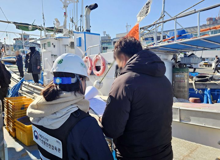 [부산=뉴시스] 부산지방해양수산청은 오는 2월까지 지자체(부산시, 울산시), 어업관리단, 해양경찰, 한국해양교통안전공단 등 관계기관과 합동으로 주요 항·포구에 정박 중인 연근해 어선에 대해 안전점검을 실시한다고 28일 밝혔다. (사진=부산해수청 제공) 2026.01.28. photo@newsis.com *재판매 및 DB 금지