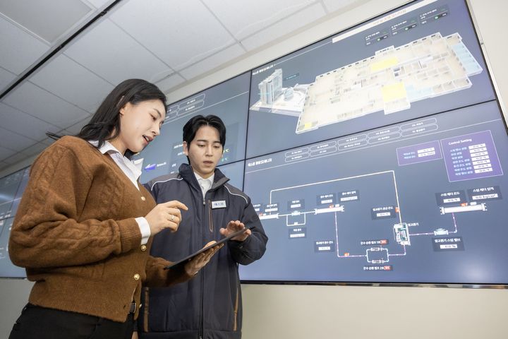 [서울=뉴시스]에스원 직원이 'AI 빌딩 에너지 솔루션'을 활용해 건물 에너지 사용 현황을 실시간 모니터링하고 있다. (사진 = 에스원) 2026.01.28. photo@newsis.com *재판매 및 DB 금지