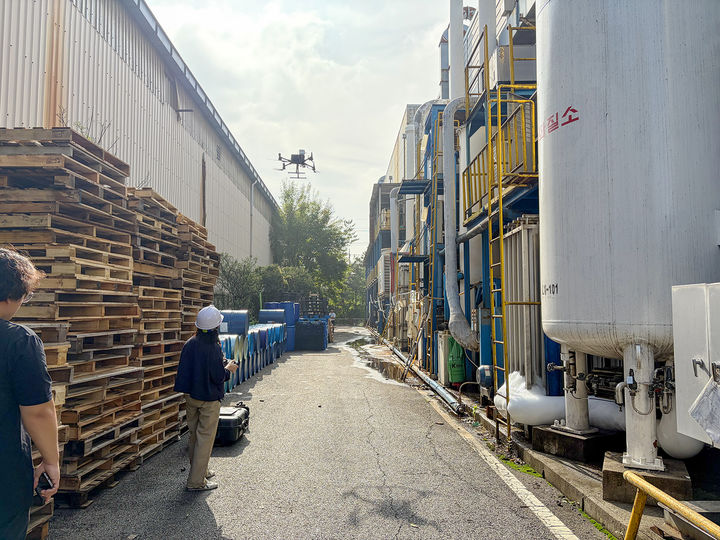 [대전=뉴시스] 조명휘 기자 = 대전 대덕구 직원이 드론을 활용한 실시간 비행 촬영을 통해 육안으로 확인하기 어려운 불법 배출 행위를 점검하고 있다. (사진= 대덕구 제공) 2026.01.28. photo@newsis.com *재판매 및 DB 금지