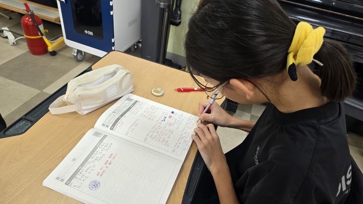 [안동=뉴시스] 질문노트를 작성하는 초등학생. (사진=경북교육청 제공) 2026.01.278 photo@newsis.com *재판매 및 DB 금지