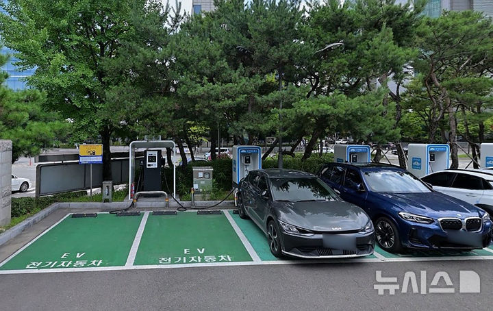 [성남=뉴시스]성남 분당구청 야외 주차장 전기차 충전 구역 사진=성남시 제공 2026.01.28.photo@newsis.com