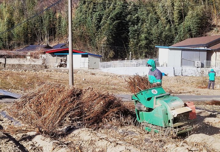 [산청=뉴시스] 산청군 찾아가는 영농부산물 파쇄지원단 (사진=산청군 제공) 2026. 01. 28. photo@newsis.com *재판매 및 DB 금지