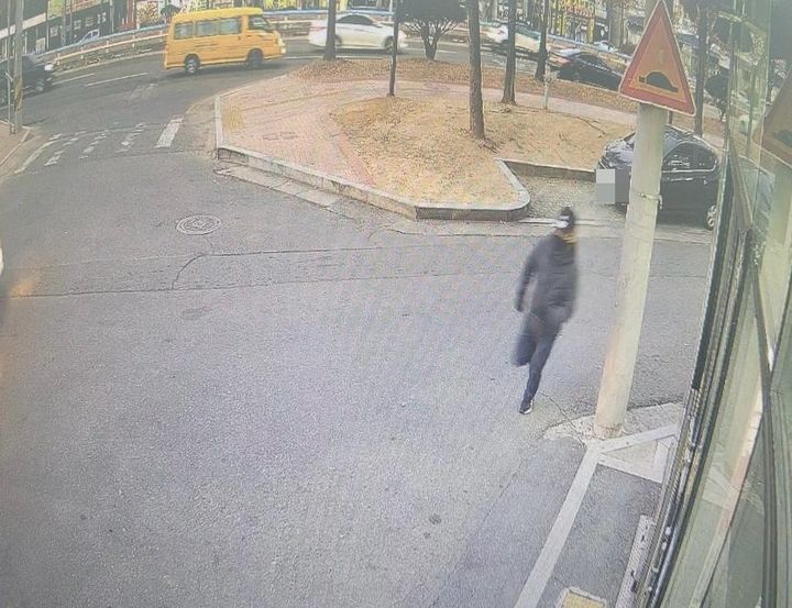 [뉴시스] 검은색 상하의 차림에 모자와 마스크를 착용한 남성이 폭행 직후 급히 도주하고 있다. (사진=보배드림 캡처) *재판매 및 DB 금지