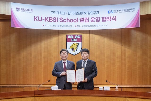 [서울=뉴시스] 김동원(왼쪽) 고려대 총장과 양성광 KBSI 원장이 협약식에서 기념 촬영을 하고 있다. (사진=고려대 제공) 2026.01.28. photo@newsis.com *재판매 및 DB 금지