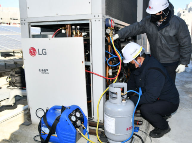 [서울=뉴시스]하이엠솔루텍 엔지니어가 LG시스템에어컨 서비스 현장에서 폐냉매를 회수하고 있다.(사진=하이엠솔루텍 제공) photo@newsis.com *재판매 및 DB 금지