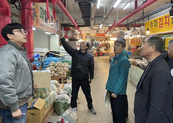 [양산=뉴시스] 화재취약시설에 대한 특별 안전점검을 하고 있다. (사진=양산시 제공) 2026.01.28. photo@newsis.com *재판매 및 DB 금지