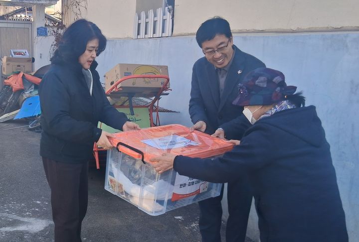 [창녕=뉴시스] 노인여성아동과에서 폐지 수집 어르신을 방문해 방한키트를 전달하고 있다. (사진= 창녕군 제공) 2026.01.28. photo@newsis.com *재판매 및 DB 금지