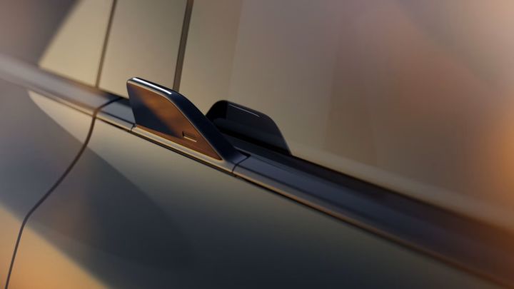 [서울=뉴시스] 볼보는 최근 세계 최초로 공개한 중형 전기차 EX60에 직관적으로 차량 문을 열 수 있는 날개 형태의 '윙 그립' 손잡이를 적용했다. (사진=볼보 스웨덴 홈페이지) photo@newsis.com *재판매 및 DB 금지