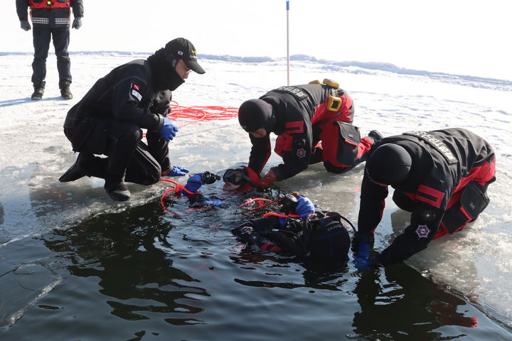 [화성=뉴시스]화성소방서 구조대원들이 27일 기천저수지에서 수중탐색을 진행하고 있다.(사진=화성소방서 제공)2026.01.28.photo@newsis.com *재판매 및 DB 금지