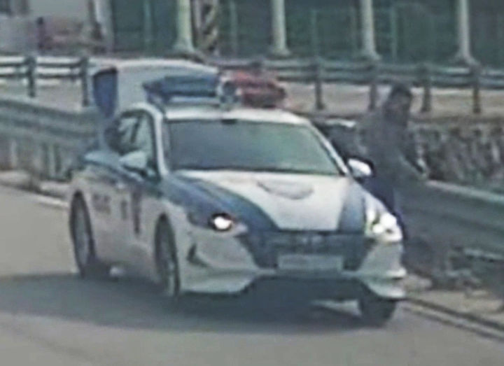 [완도=뉴시스] 지난 5일 오전 11시25분께 전남 완도군 금일읍 마을 해안도로에서 80대 노인이 바다에 빠진 것을 목격한 김성우·김신웅 경감이 구조 작업을 벌이고 있다. (사진 = 전남경찰청 제공) 2026.01.28. photo@newsis.com *재판매 및 DB 금지