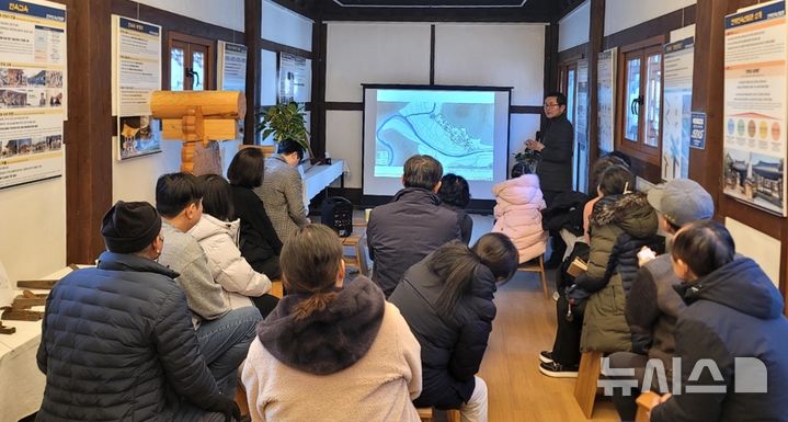 [전주=뉴시스]윤난슬 기자 = 전주시는 지난해 10월 전주한옥마을에 문을 연 전주한옥산업관을 중심으로 한옥 관련 콘텐츠 프로그램 개발과 국내외 한옥 수출 상담·마케팅을 강화하며 한옥문화산업 육성에 기여하고 있다고 28일 밝혔다. (사진=전주시 제공) photo@newsis.com 