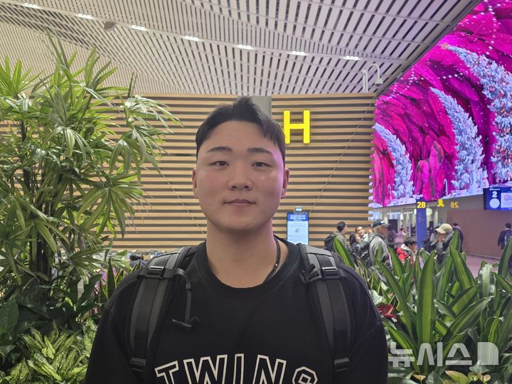 [인천공항=뉴시스] 김희준 기자 = 23일 인천공항을 통해 스프링캠프지인 미국 애리조나주로 떠난 LG 트윈스 이재원. 2026.01.23jinxijun@newsis.com