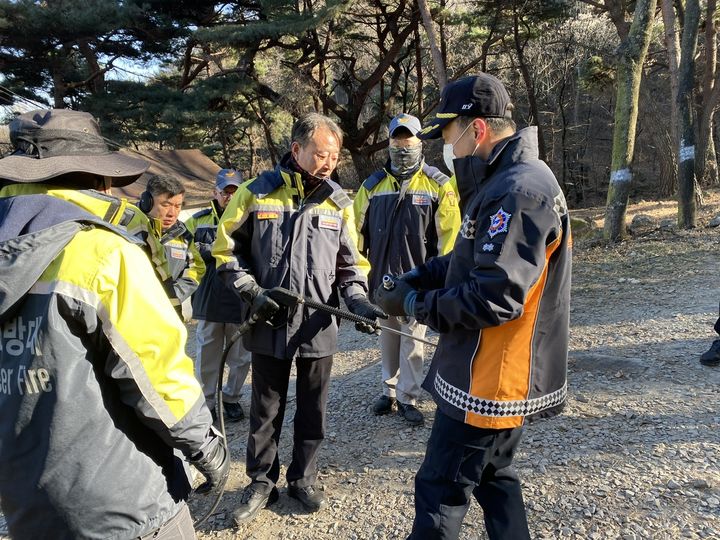 [대구=뉴시스] 대구 달서소방서는 지역 내 산림지역인 대덕산과 학산에서 소방·의용소방대 합동으로 산불 진화 장비 숙달 및 대응 훈련을 실시했다. (사진=대구 달서소방서 제공) 2026.01.28. photo@newsis.com *재판매 및 DB 금지