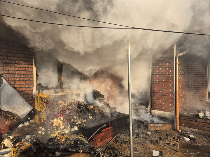 [당진=뉴시스] 28일 오전 8시10분께 충남 당진시 석문면 삼화리의 한 단독주택에서 불이 나 다량의 연기가 집 내부에서 새어 나오고 있다. (사진=당진소방서 제공) 2026.01.28. photo@newsis.com *재판매 및 DB 금지