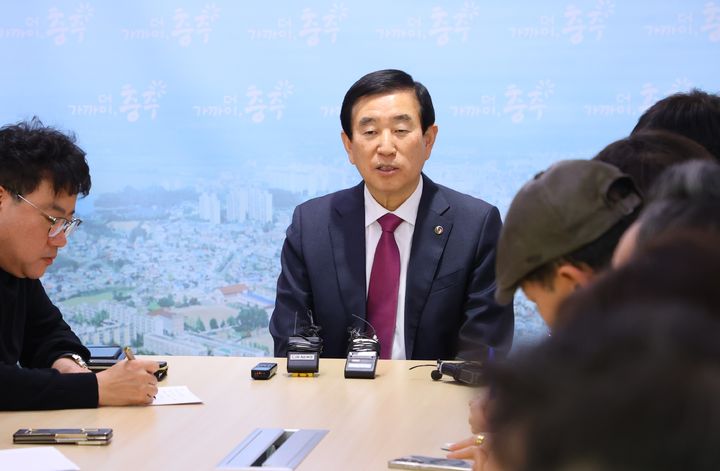 기자간담회하는 조길형 충주시장 *재판매 및 DB 금지