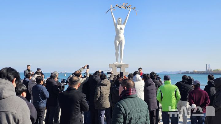 [포항=뉴시스] 송종욱 기자 = 김일만 포항시의회 의장이 남구 송도해수욕장 여신상 앞에서 6·3 지방선거 포항시장 출마를 선언하는 기자회견을 하고 있다. 2026.01.28. sjw@newsis.com
