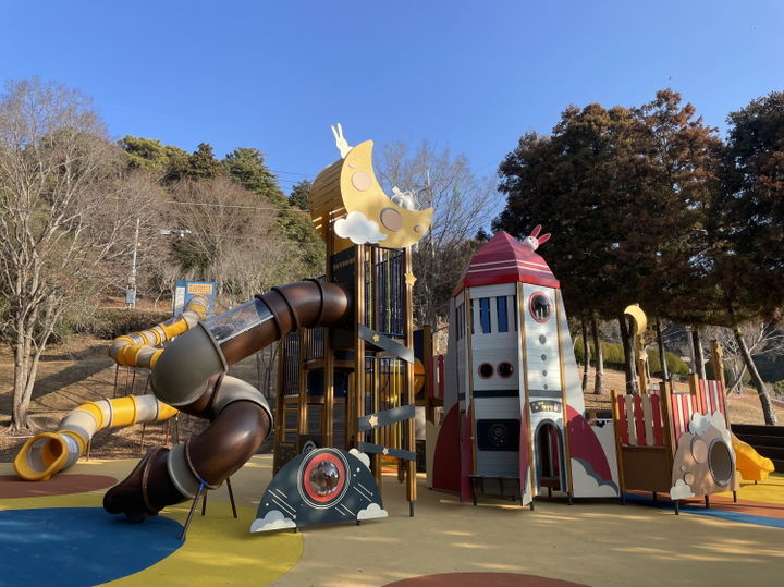 [통영=뉴시스] 신정철 기자= 경남 통영시는 정량동 이순신공원 내에&nbsp; 21m 길이의 대형 미끄럼틀과 다양한 놀이 요소가 결합된 조합놀이대 등 어린이놀이터 주요 시설을 새롭게 설치했다고 28일 밝혔다.사진은 이순신공원 내 어린이놀이터 전경.(사진=통영시 제공).2026.01.28. photo@newsis.com *재판매 및 DB 금지