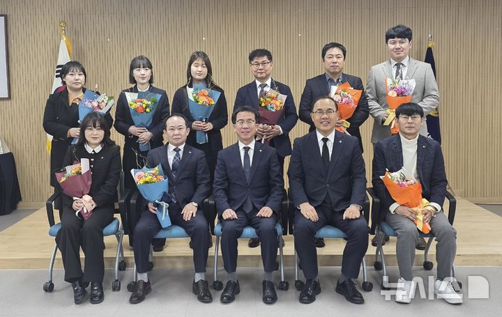 [전주=뉴시스]윤난슬 기자 = 신협중앙회 전북본부는 본부 4층 교육장에서 '2025년 신협중앙회장 표창 전달식'을 열었다고 28일 밝혔다. (사진=신협 전북본부 제공) photo@newsis.com 