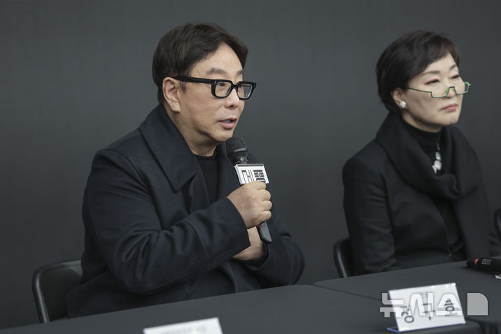 [서울=뉴시스] 28일 서울 종로구 세종문화회관에서 열린 서울시무용단 '일무' 베시 어워드 수상 기념 기자간담회에서 정구호 연출이 발언하고 있다. (사진=세종문화회관 제공)