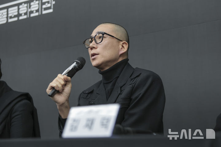  [서울=뉴시스] 28일 서울 종로구 세종문화회관에서 열린 서울시무용단 '일무' 베시 어워드 수상 기념 기자간담회에서 김성훈 안무가가 발언하고 있다. (사진=세종문화회관 제공)