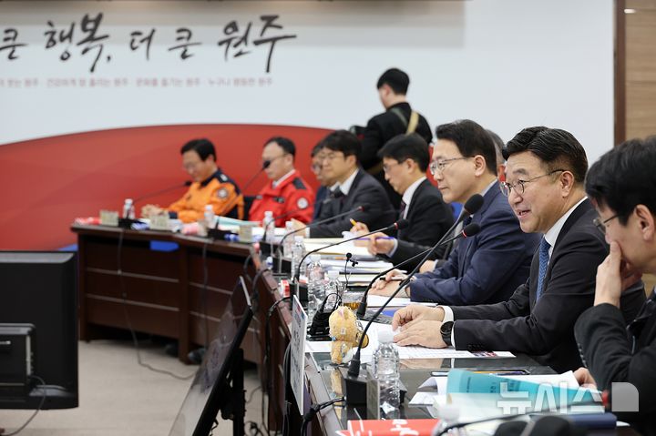 [서울=뉴시스]윤호중 행정안전부 장관이 28일 오후 강원도 원주시청 대회의실에서 열린 2026년 제1회 중앙지방정책협의회에 참석하여 모두 발언을 하고 있다. (사진=행정안전부 제공) 2026.1.28 photo@newsis.com