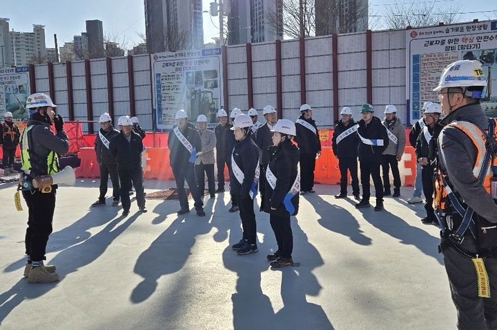 [부산=뉴시스] 고용노동부 부산동부지청은 28일 관내 건설 현장소장들을 대상으로 중대재해 감축을 위한 간담회를 개최했다고 밝혔다. (사진=고용노동부 부산동부지청 제공) 2026.01.28. photo@newsis.com *재판매 및 DB 금지