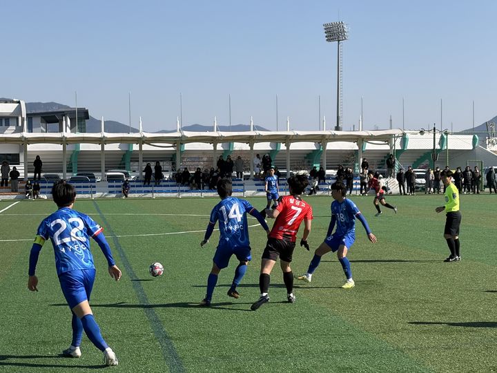 [고성(경남)=뉴시스] 신정철 기자= 제48회 문화체육관광부장관배 전국고등학교 축구대회가 지난 27일 전국 각지에서 44개팀, 1700여명의 선수단이 참가한 가운데 경남 고성군에서 개최됐다.사진은 지난 27일 경기 모습.(사진=고성군 제공).2026.01.28. photo@newsis.com *재판매 및 DB 금지