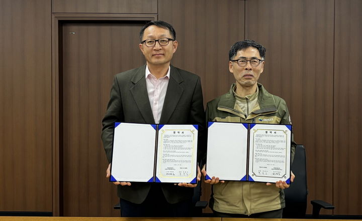 [정읍=뉴시스] 내장산국립공원의 자연자원 보호과 정읍지역 노인층의 역량 활용을 위해 지난 27일 정읍시니어클럽과 업무협약을 체결했다. 내장산공원사무소 한경동 소장(오른쪽)과 정읍시니어클럽 박환수 관장(왼쪽)이 협약서에 서명한 뒤 기념사진을 찍고 있다. *재판매 및 DB 금지