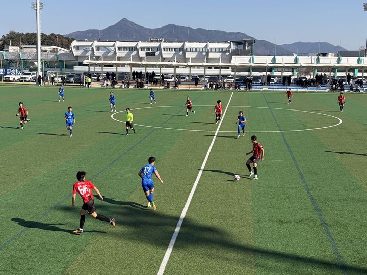 [고성(경남)=뉴시스] 신정철 기자= 전국 고교 축구의 정상을 가리는 ‘제48회 문화체육관광부장관배 전국고등학교 축구대회’가 지난 27일 경남 고성군에서 성황리에 개막, 대한민국 축구의 미래를 이끌 주역들이 실력을 겨루고 있다.사진은 지난 27일 경기 모습.(사진=고성군 제공).2026.01.28. photo@newsis.com *재판매 및 DB 금지