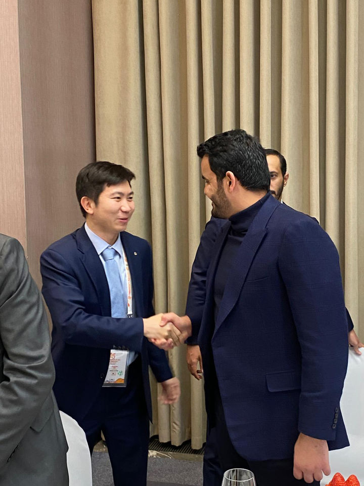 [서울=뉴시스] 유승민 대한체육회장과 셰이크 요한 빈 하마드 알 타니 아시아올림픽평의회(OCA) 회장. (사진 = 대한체육회 제공) *재판매 및 DB 금지