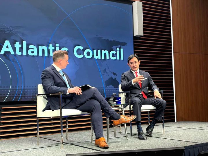 [서울=뉴시스] 최윤범 고려아연 회장은 27일(현지시간) 미국 외교·정책 싱크탱크 애틀랜틱 카운슬이 워싱턴 D.C에서 개최한 광물 안보를 위한 동맹 파트너십 모델 대담회에서 리드 블랙모어 애틀랜틱카운슬 글로벌에너지센터 디렉터와 대담하는 모습. (사진=고려아연) 2026.01.28 photo@newsis.com *재판매 및 DB 금지 *재판매 및 DB 금지