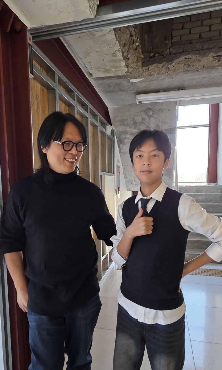 [사진=박현주 미술전문기자]민병훈 작가와 중학생이 된 아들 시우가 아라리오뮤지엄에서 함께 포즈를 취했다. 2026.01.28. hyun@newsis.co, *재판매 및 DB 금지