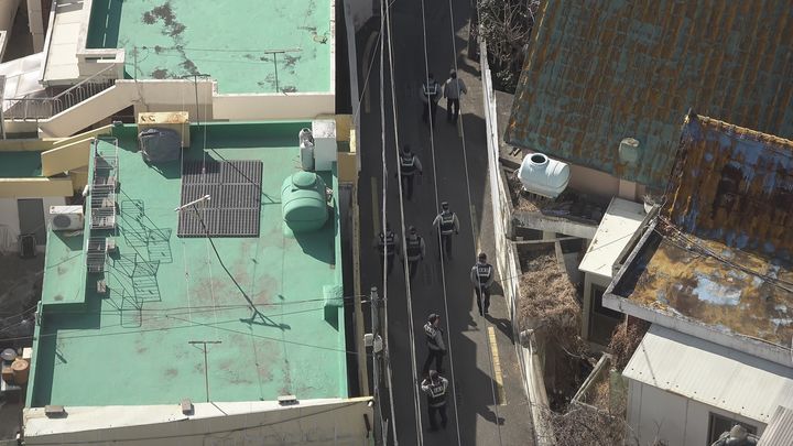 [부산=뉴시스] 부산경찰청 기동순찰대는 28일 오후 부산 금정구 부곡동 빈집 밀집지역에서 경찰 드론을 활용한 공중·지상에서의 입체적 범죄 예방 합동순찰 활동을 실시했다고 밝혔다. (사진=부산경찰청 제공) 2026.01.28. photo@newsis.com *재판매 및 DB 금지