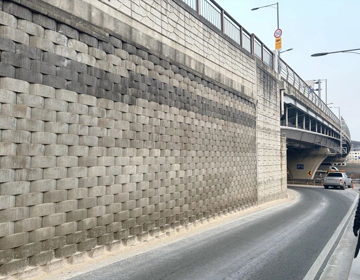 [광명=뉴시스]충훈대교 접속도로 우측 보강토옹벽.(사진=광명시 제공)2026.01.28.photo@newsis.com *재판매 및 DB 금지