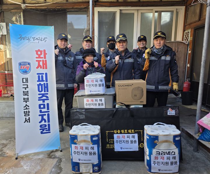 [대구=뉴시스] 대구 북부소방서는 28일 주택 화재로 재산 피해를 입은 독거노인에게 구호 물품을 전달했다. (사진=대구북부소방서 제공) 2026.01.28. photo@newsis.com *재판매 및 DB 금지