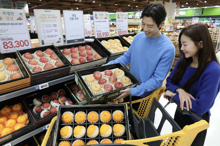 [서울=뉴시스] 이마트 혼합 과일 선물세트. (사진=이마트 제공) *재판매 및 DB 금지