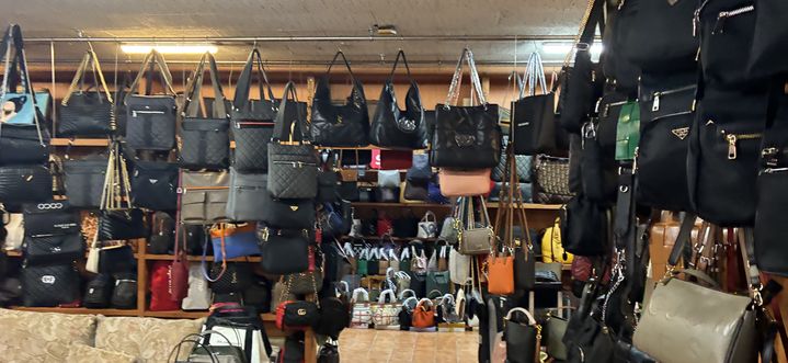 [부산=뉴시스] 부산지역에 차려진 위조상품 매장.(사진=지식재산처 제공) *재판매 및 DB 금지