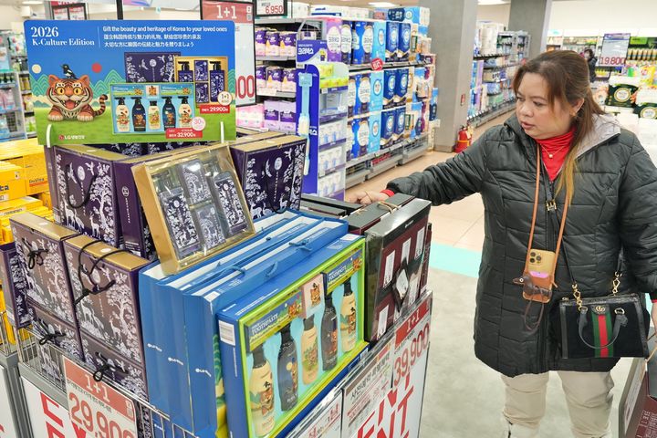 27일 서울 중구 롯데마트 제타플렉스 서울역점에서 외국인 고객이 한국 전통 문화 선물세트를 구경하고 있다.(사진=롯데마트 제공) *재판매 및 DB 금지