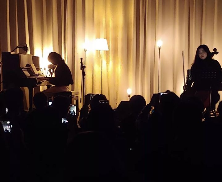 [서울=뉴시스] 2022년 10월20일 벨로주 홍대에서 열린 7번째 멜론 트랙제로 '때론 노래가 없어서 아름다운 공연'의 일환으로 연주 중인 전진희. (사진 = 벨로주 인스타그램 캡처) 2026.01.28. photo@newsis.com *재판매 및 DB 금지