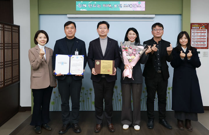 [용인=뉴시스]기념 사진을 찍고 있는 이상일 시장과 관계 공무원들(사진=용인시 제공) *재판매 및 DB 금지